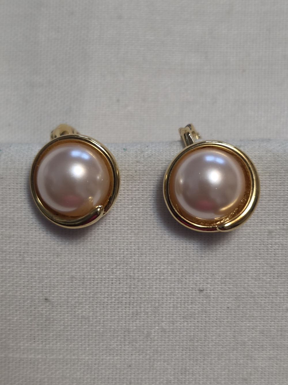 Vtg Monet Gold-Tone Pink Faux Pearl Button Clip Earrings
